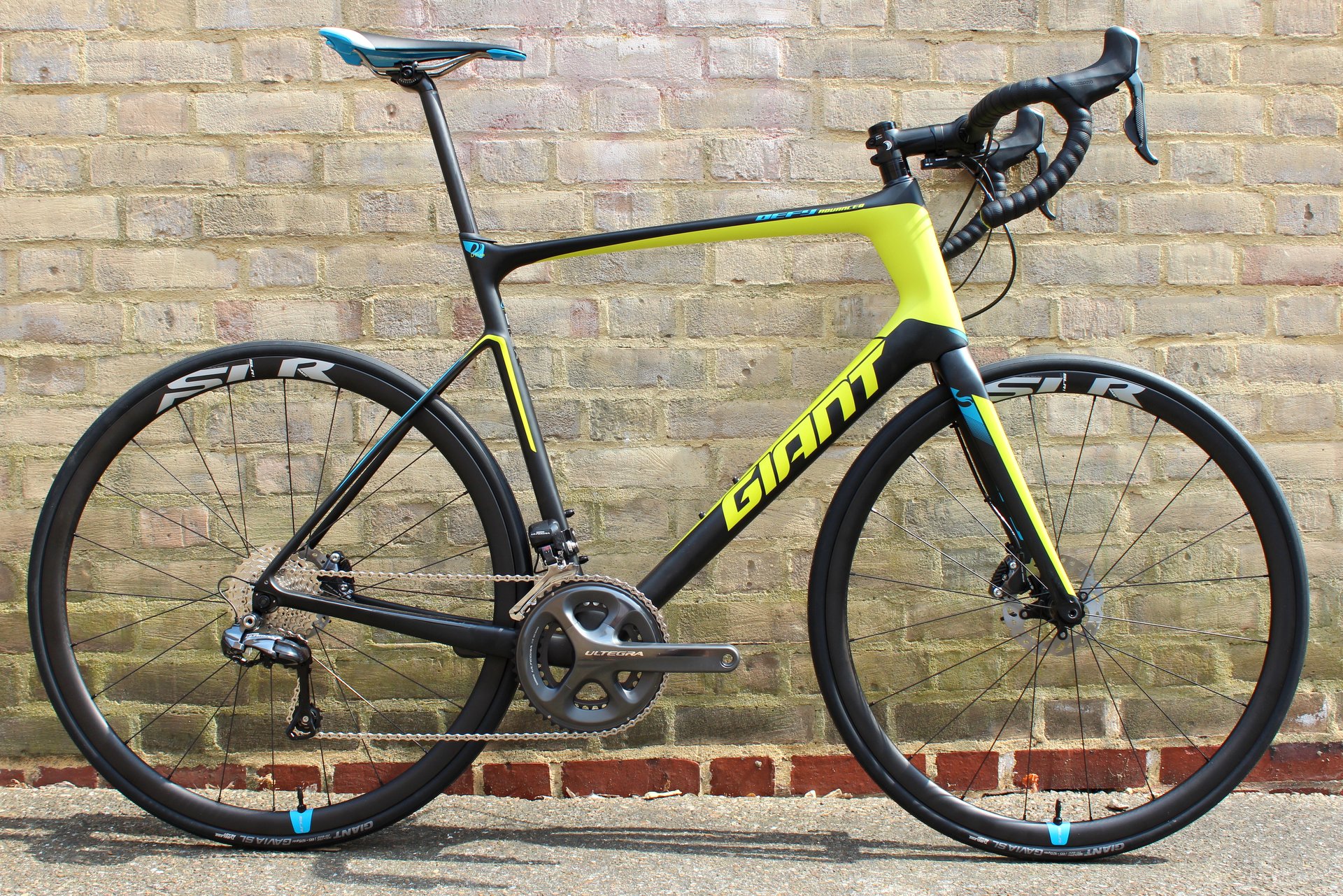 Giant Defy Features
