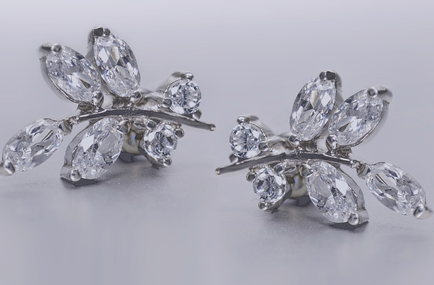 Ultimate Guide to Buying Diamond Earrings Online