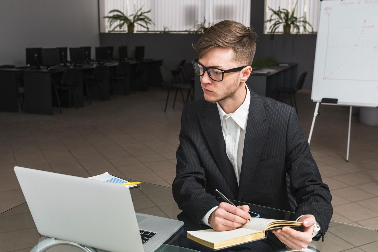 Why Online CPD for Lawyers Is Essential in Modern Practice?